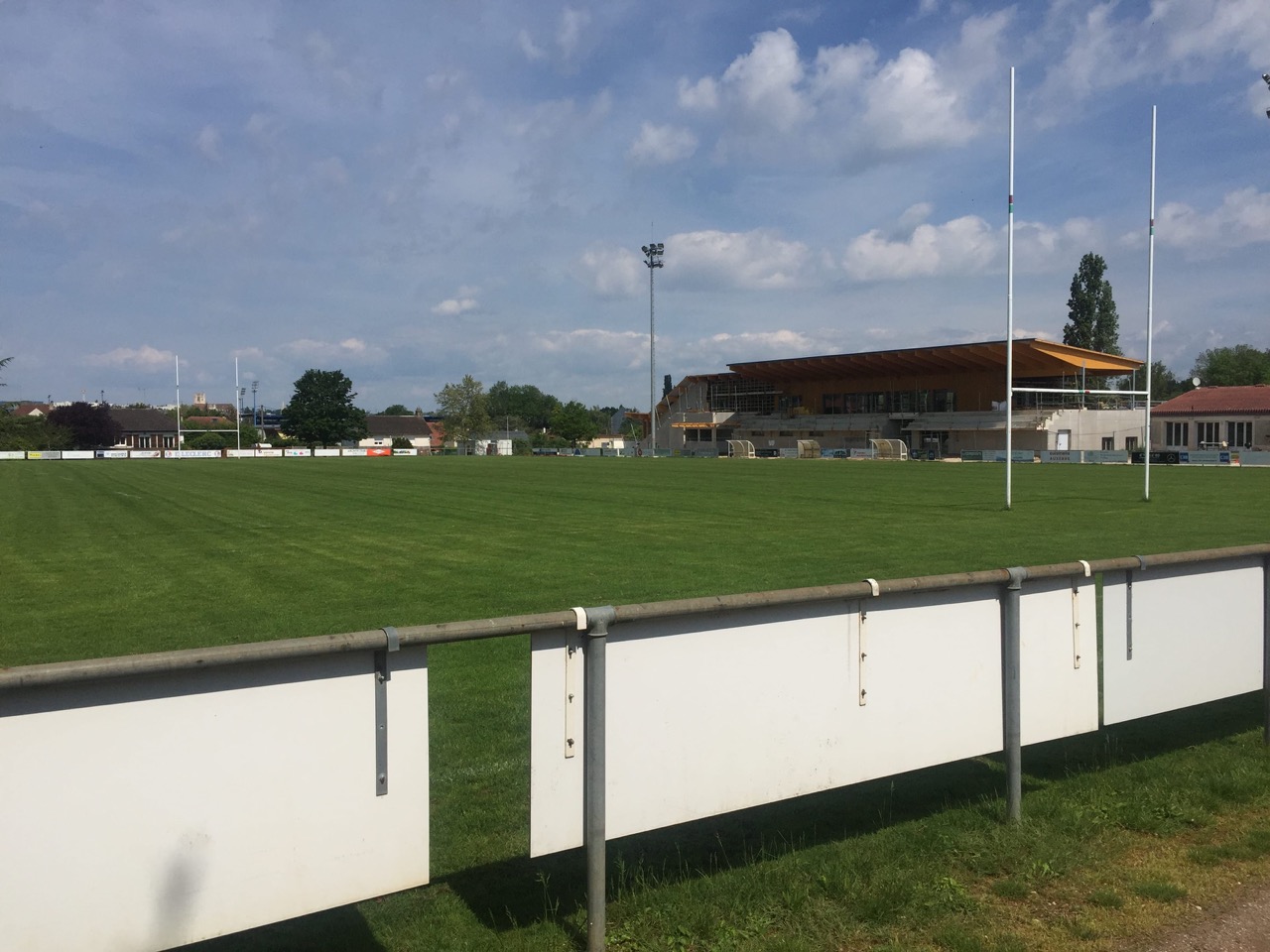 Vue-des-aires-de-jeu-videTerrain-dhonneur-Photos-1