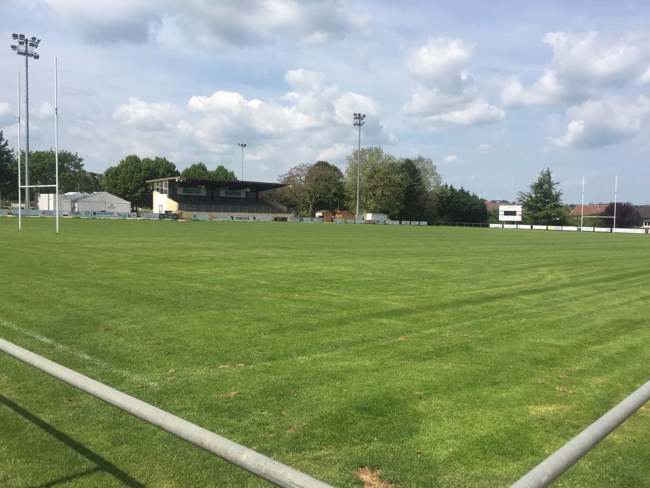 Vue-des-aires-de-jeu-videTerrain-dhonneur-Photos-2