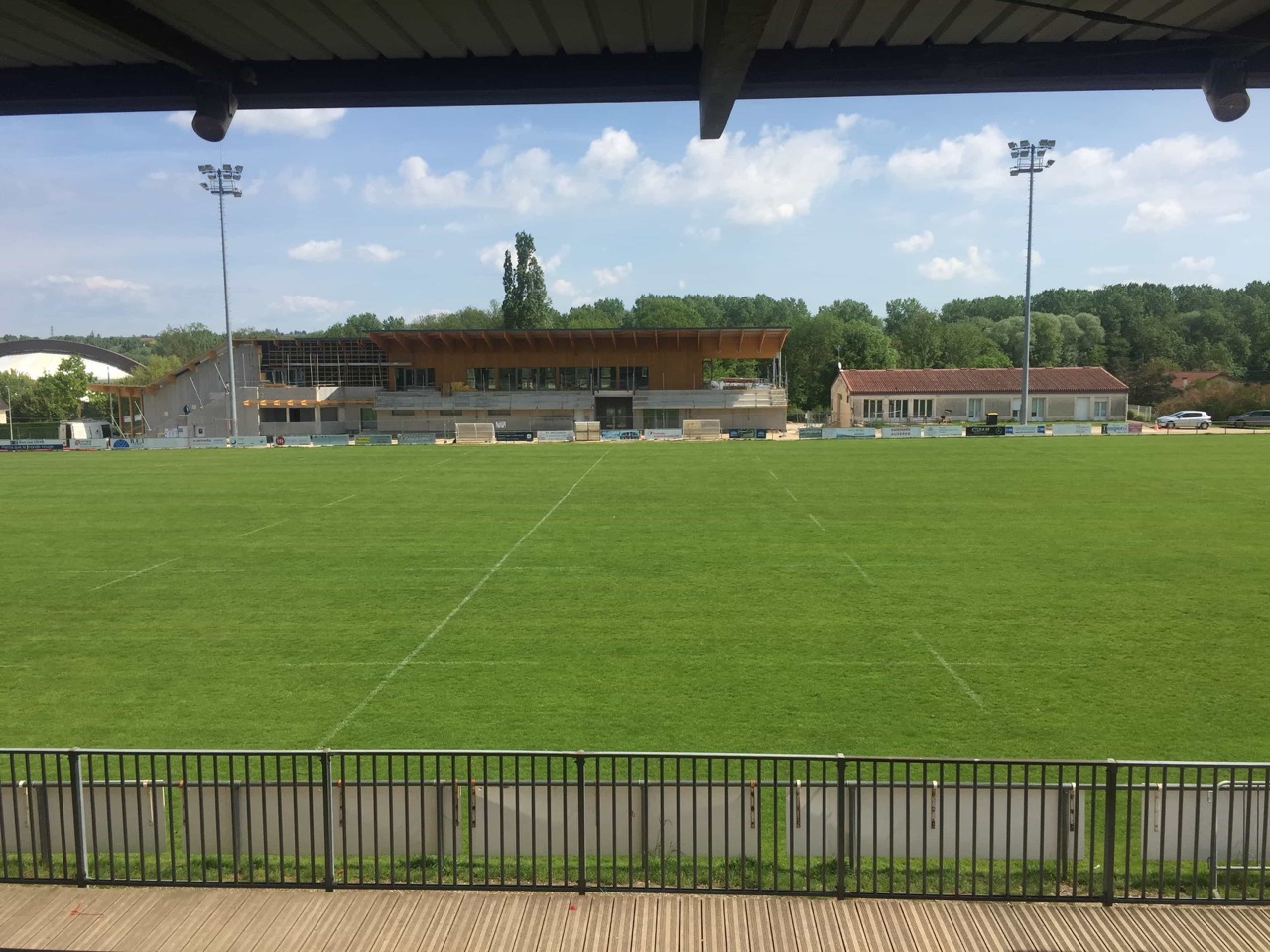 Vue-des-tribunes-terrain-dhonneur-photo-2