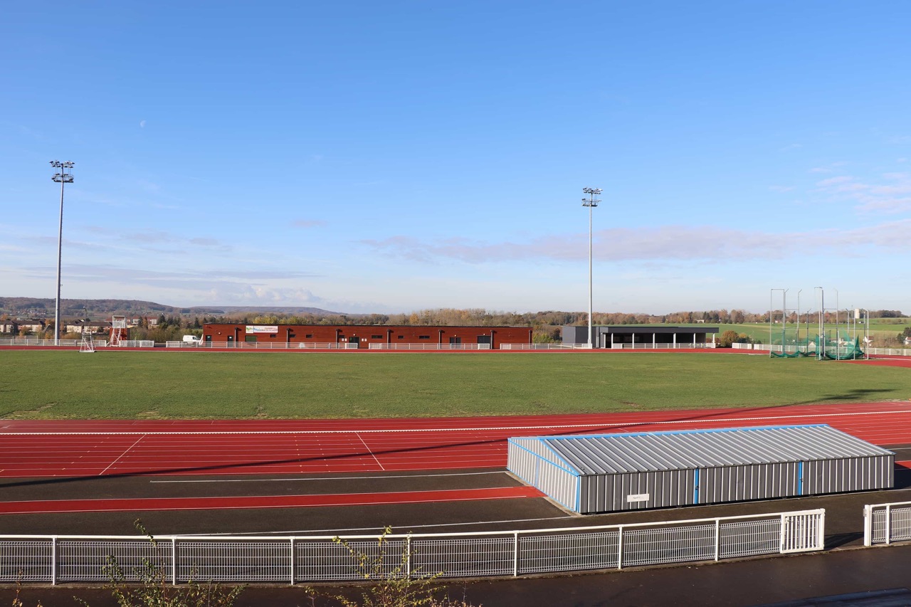 Vue-exterieure-de-face-du-stadium-1