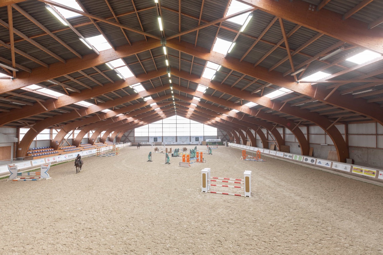 10-Macon_Centre-Equestre-de-Macon-Chaintre_manege-olympique-vue-du-restaurant