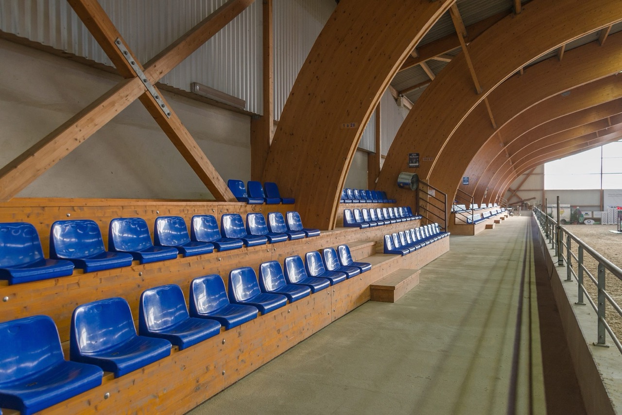 11-Macon_Centre-Equestre-de-Macon-Chaintre_manege-olympique-tribune