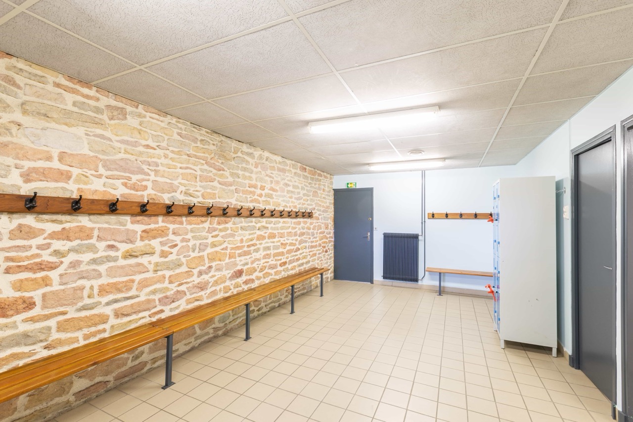 11-Macon_Complexe-Fernand-Velon_vestiaire