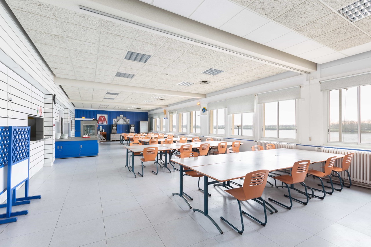 12-Macon_Centre-Omnisport-de-Macon_cafeteria
