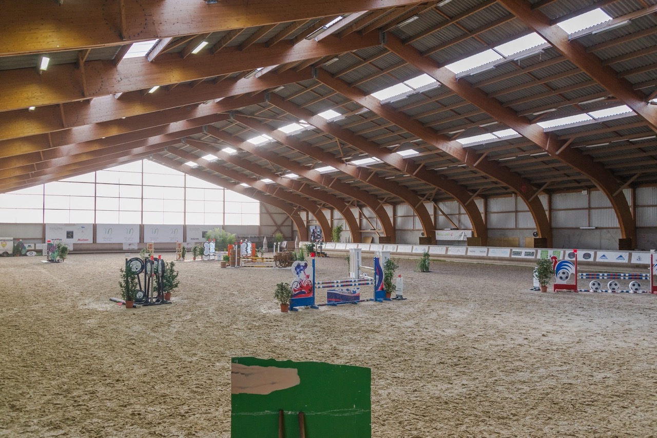 6-Macon_Centre-Equestre-de-Macon-Chaintre_manege-olympique