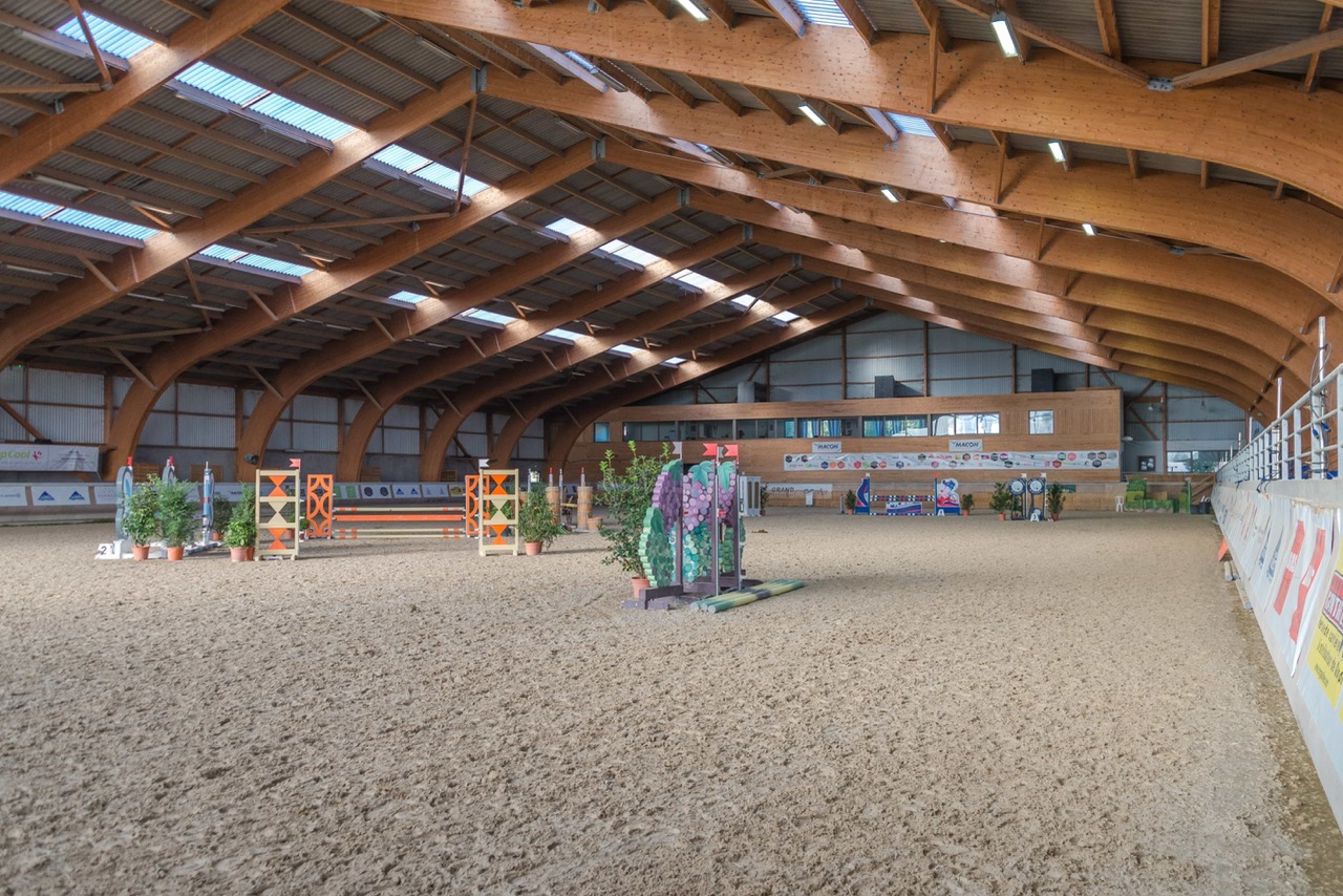 8-Macon_Centre-Equestre-de-Macon-Chaintre_manege-olympique-vue-sur-restaurant