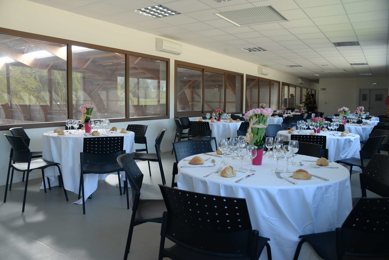 9-Macon_Centre-Equestre-de-Macon-Chaintre_manege-olympique-restaurant