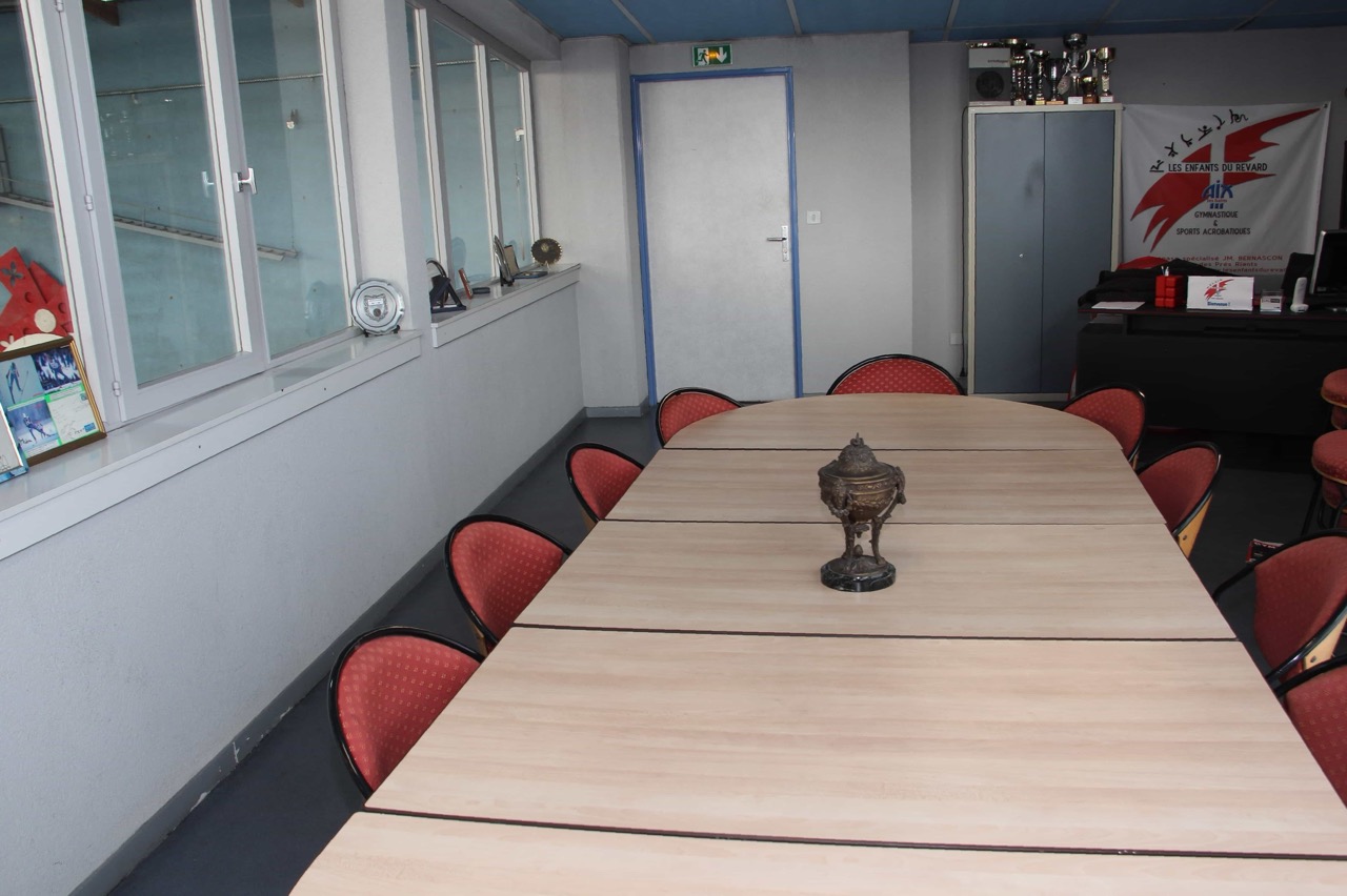 Aix-les-Bains-gymnase-Jean-Marie-Bernascon-salle-de-reunion