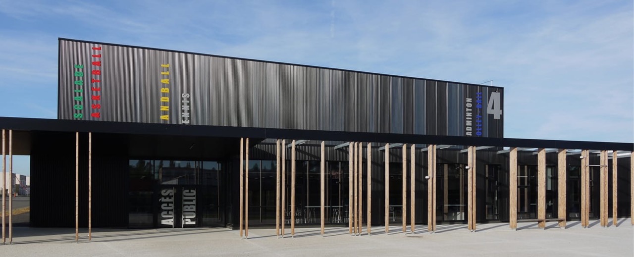 Facade_Pole-Sportif-Intercommunal_Communaute-de-Communes-des-Pays-de-lAigle