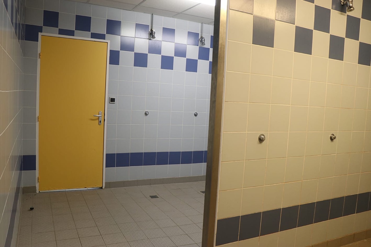 Halle-des-sports-douches