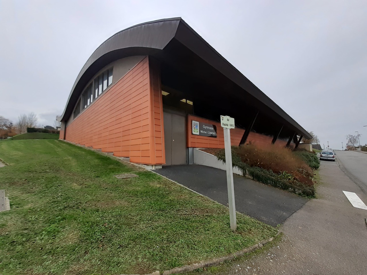 Vue-arriere-du-Gymnase