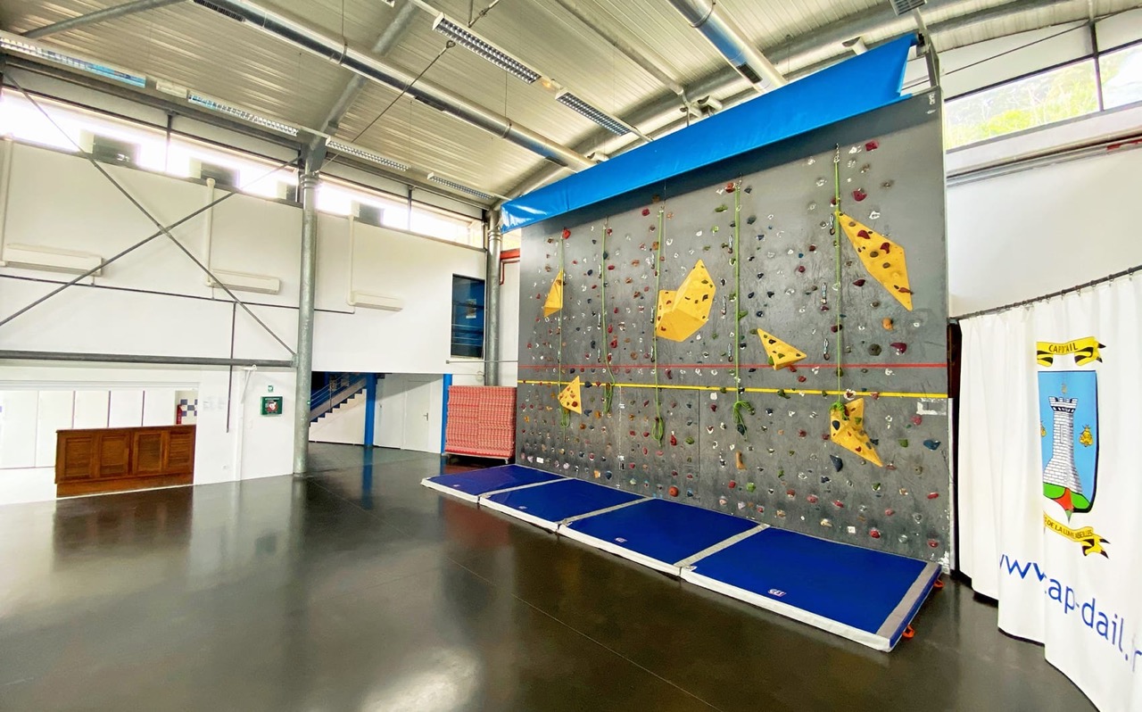 12-salle-polyvalente-mur-escalade