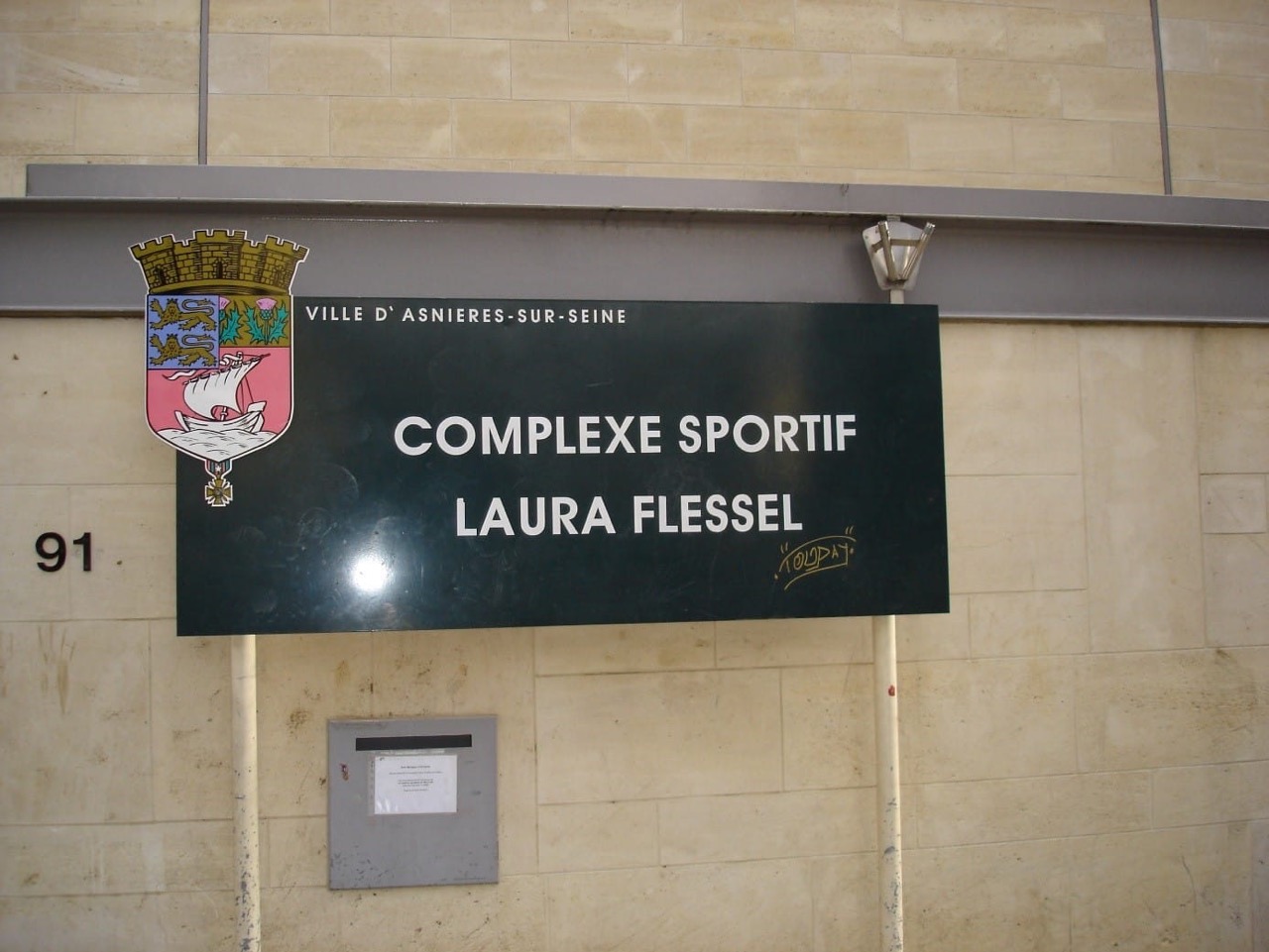 entree-gymnase-Laura-Flessel