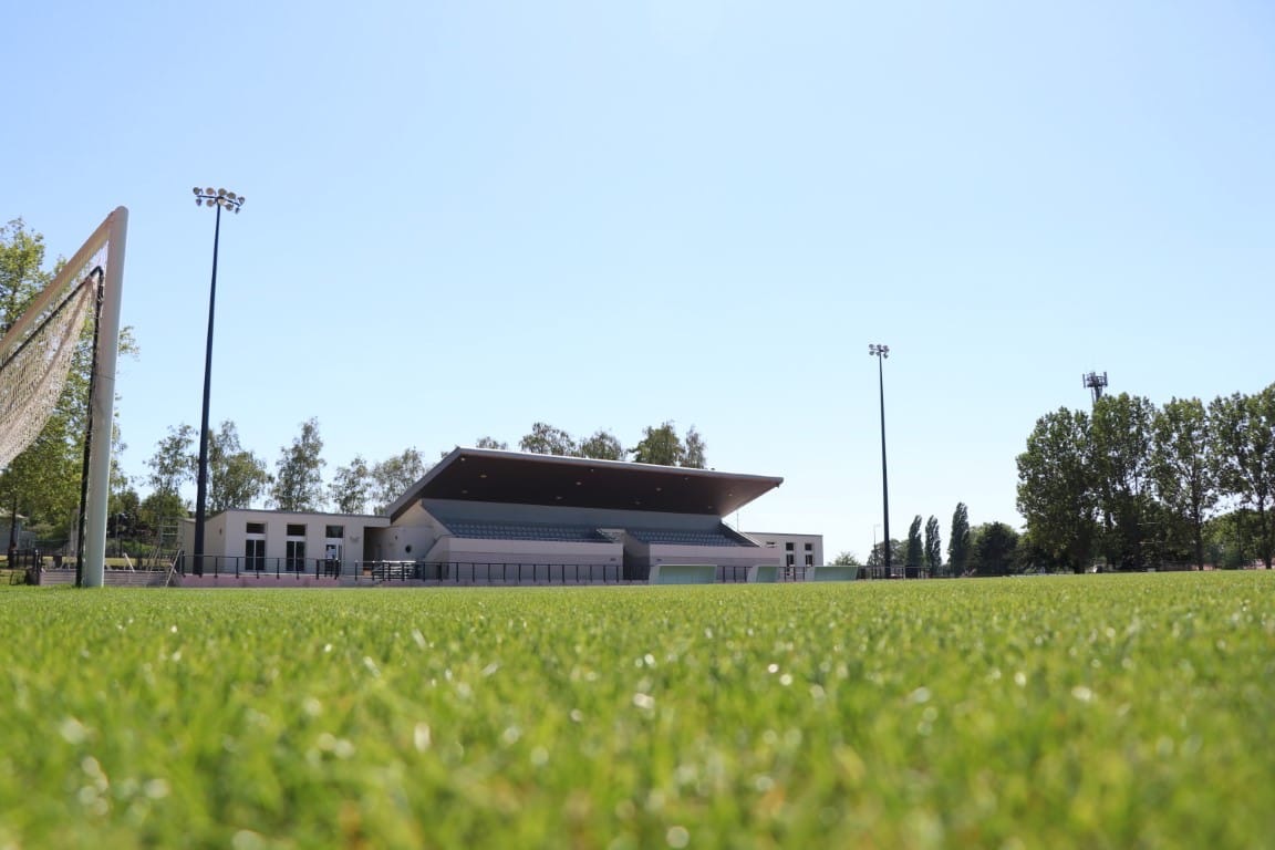 Terrain-de-football-hybride-et-tribunes