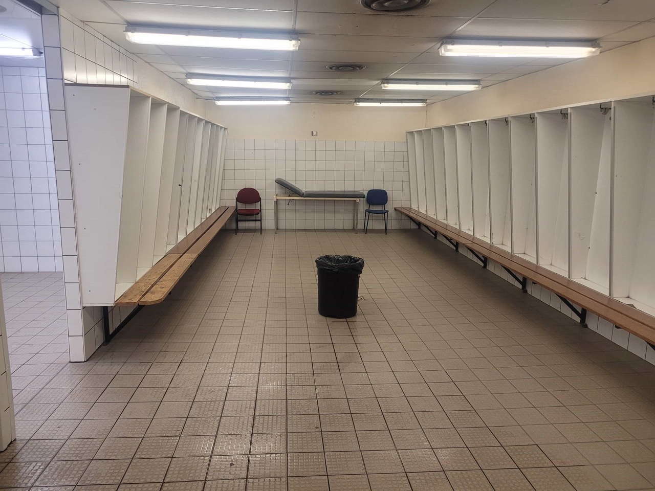 Photo-2-vestiaire-visiteur-Lesdiguieres