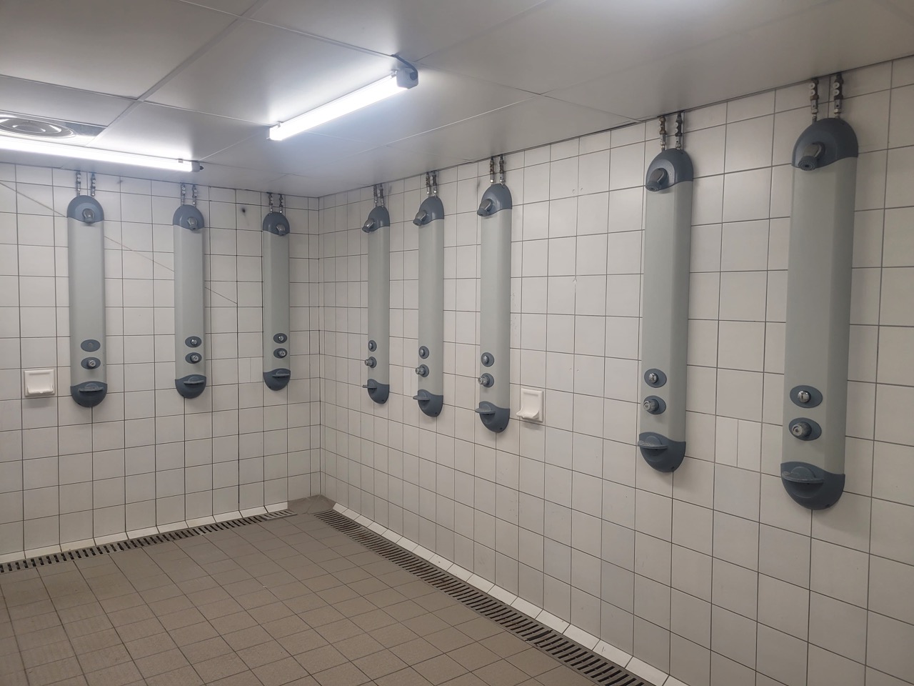 Photo-douches-vestiaire-tribune-Lienard