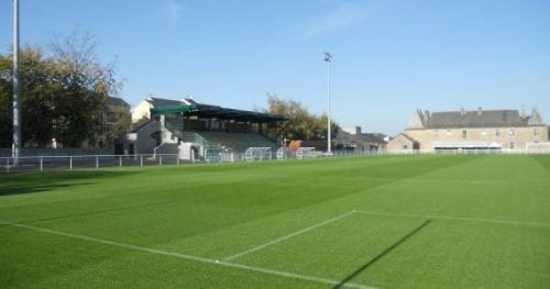 Stade-municipal-vitre-vue-terrain